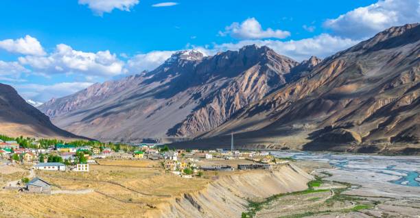 vista aérea de kaza, valle de lahaul spiti - kaza fotografías e imágenes de stock