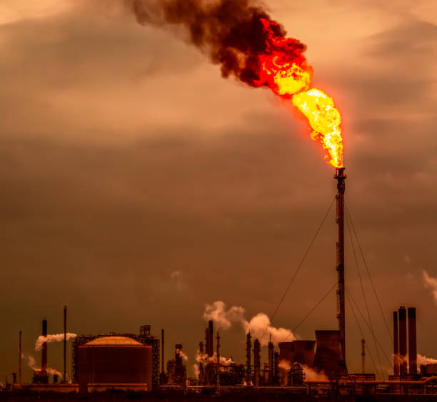 inquinamento dell'industria petrolifera - metano foto e immagini stock