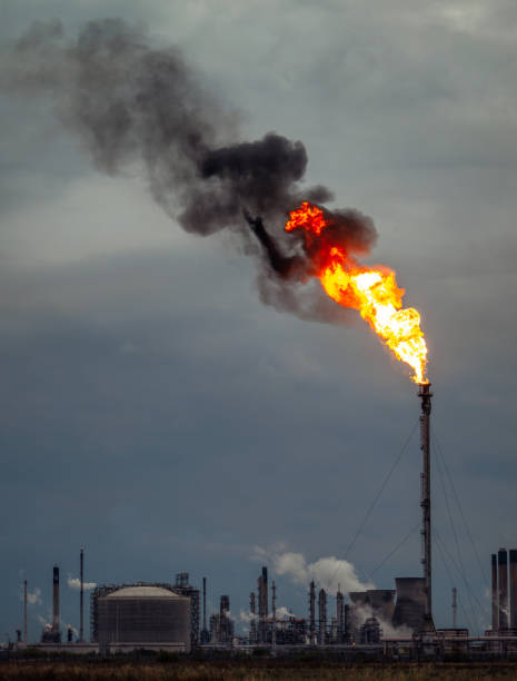 grande torcia che brucia nella raffineria di petrolio - metano foto e immagini stock