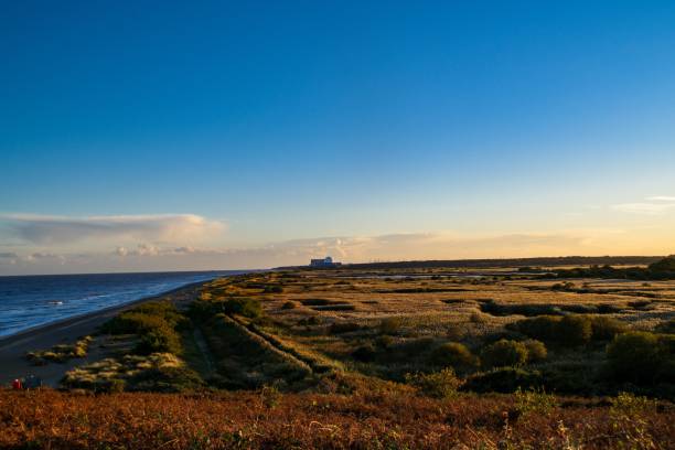 le tranquille dune e paludi della costa del suffolk bagnate dalla luce del tardo autunno, east anglia, regno unito - sizewell b nuclear power station foto e immagini stock