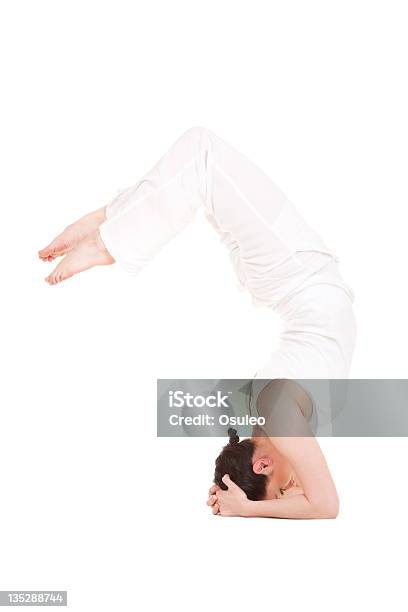 Mujer Joven Haciendo Ejercicio De Yoga Foto de stock y más banco de imágenes de Actividades y técnicas de relajación - Actividades y técnicas de relajación, Adulto, Adulto joven