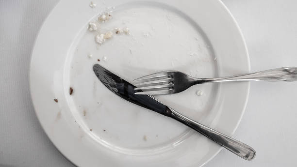 칼과 포크가 있는 빈 접시 - plate crumb dirty fork 뉴스 사진 이미지