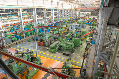 Industrial plant for the production of large mechanisms, machines and structures