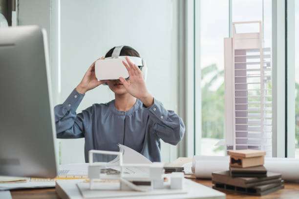 arquiteto usando fone de ouvido de realidade virtual para detalhar o modelo da casa do projeto. - computer engineer blueprint architect - fotografias e filmes do acervo