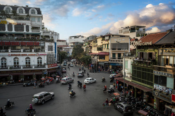 trânsito no cruzamento da rua de hanói pela manhã - vietnam asia hanoi street - fotografias e filmes do acervo