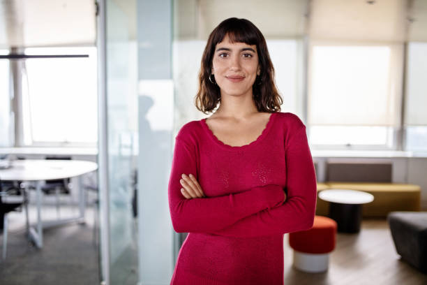 retrato en primer plano de una mujer de negocios segura de sí misma en el trabajo - director creativo fotografías e imágenes de stock