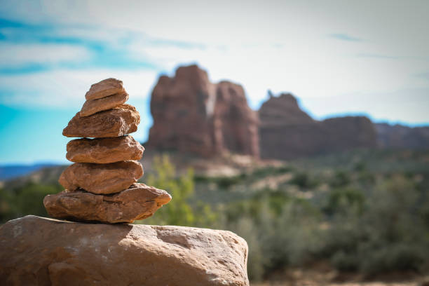 gestapelte felsen im arches national park - stony desert stock-fotos und bilder