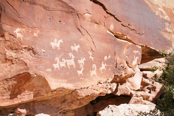 petroglyphen im arches national park - slickrock trail stock-fotos und bilder