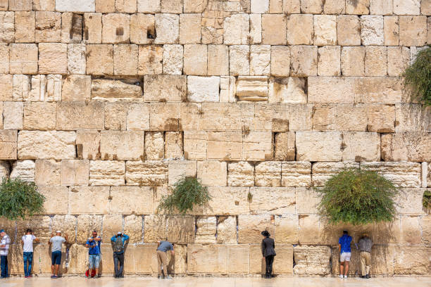 pregare al muro del pianto, gerusalemme, israele - jerusalem old city middle east religion travel locations foto e immagini stock