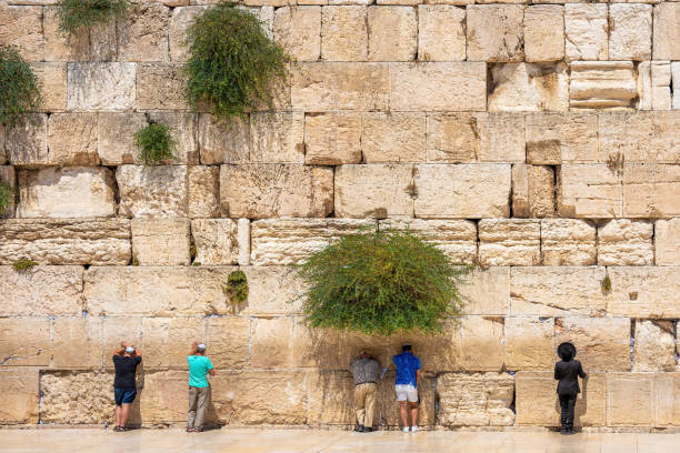 молитва у стены плача, иерусалим, израиль - jerusalem old city middle east religion travel locations стоковые фото и изображения