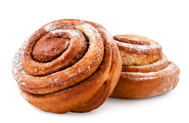 сладкие булочки с корицей на белом фоне. изолированный - food close up sweet bun dessert стоковые фото и изображения