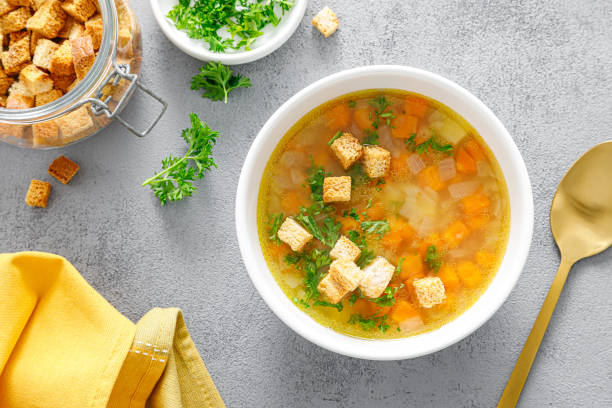 гороховый суп с овощами и петрушкой - vegan pea soup стоковые фото и изображения