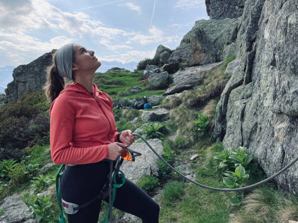 거친 환경에서 등반가를 낳는 여성 - climbing rock climbing women determination 뉴스 사진 이미지