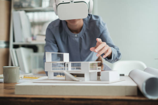 архитектор носит гарнитуру виртуальной реальности для детального проектирования модели дома. - computer engineer blueprint architect стоковые фото и изображения