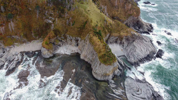 przylądek stolbchaty na wyspie kunashir, wyspy kurylskie, unikalna geologiczna formacja wulkaniczna wpisana na listę unesco. - kunashir island zdjęcia i obrazy z banku zdjęć