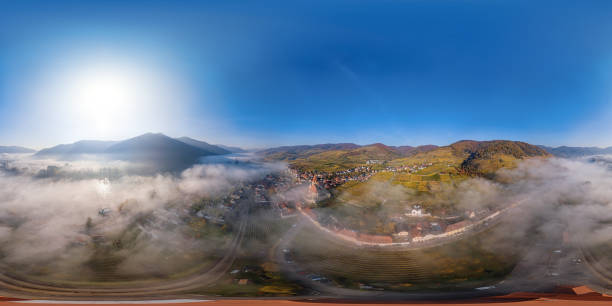 360x180 градусов сферическая (равнопрямоугольная) воздушная панорама вайсенкирхена в городе дер вахау и виноградников осенним утром с тумано� - danube river danube valley river valley стоковые фото и изображения