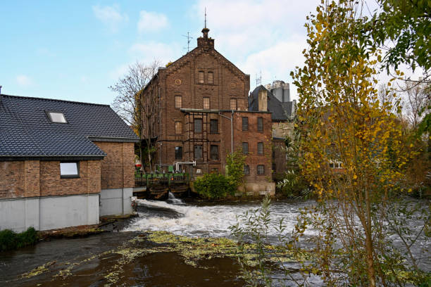 le moulin d’erprath est situé sur la rivière erft à l’ouest de neuss weckhoven. - neuss photos et images de collection