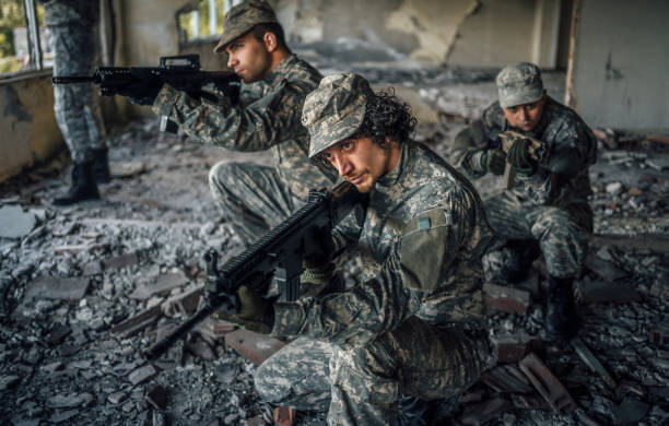 istock Soldiers in action 1352936516