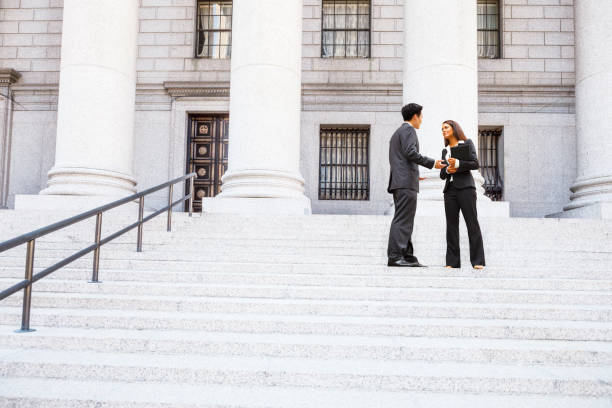 мужчина и женщина на ступенях здания суда - courthouse staircase politician business стоковые фото и изображения