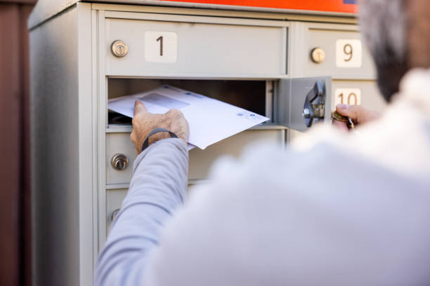 pov des mannes, der post zu hause in der mailbox in australien sammelt - opening mail letter envelope stock-fotos und bilder