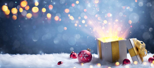 prezent świąteczny - otwarte pudełko prezentowe z błyszczącym i nieostre światłem i abstrakcyjnym bokeh - box open package magic zdjęcia i obrazy z banku zdjęć