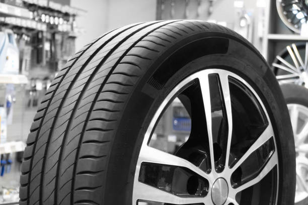 neuer reifen und neue felge - tire auto repair shop part of vehicle stack stock-fotos und bilder