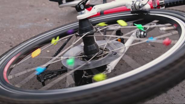 kuvapankkikuvat ja rojaltivapaat kuvat aiheesta muoviset beads-koristeet pyörälle puhuivat lasten kaatuneen pyörän pyörivässä pyörässä maassa onnettomuuden jälkeen - crash helmet