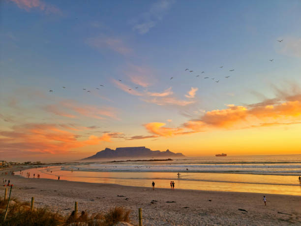 praia do pôr do sol da cidade do cabo em milnerton - south africa coastline sea wave - fotografias e filmes do acervo