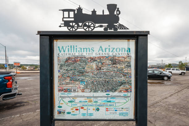 williams, porta de entrada para o grand canyon, rota 66, arizona. vista de rua, arquitetura, trânsito, vida na cidade. - route 66 sign hotel retro revival - fotografias e filmes do acervo