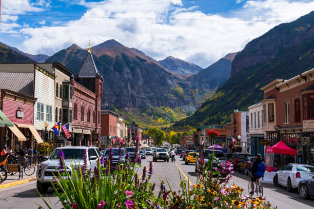 día ajetreado en main street, colorado avenue, en el centro de telluride en temporada de otoño - aspen colorado fotografías e imágenes de stock