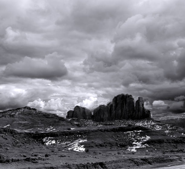 monument valley arizona - national landmark outdoors black and white horizontal zdjęcia i obrazy z banku zdjęć