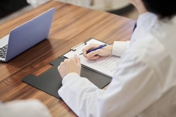 manos del personal médico que escucha las conferencias con seriedad - research medical student doctor clinic fotografías e imágenes de stock