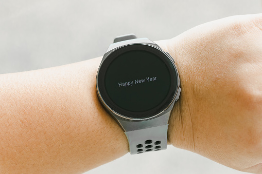 Smart watch show text Happy New Year.  Happy New Year 2022 Concept. smartwatch with email on the screen. Smartwatch with message on the screen. Message Happy New Year 2022.
