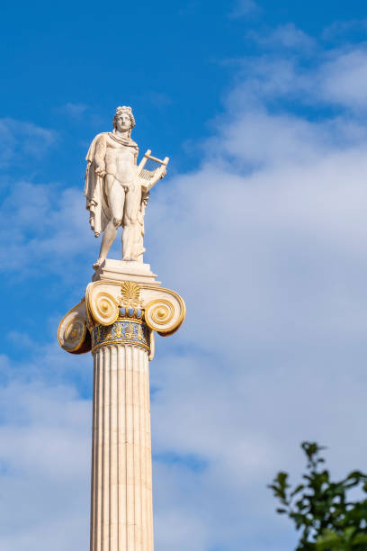 atene grecia 16.10.2021 un'alta colonna statue rappresenta apollo presso l'accademia di atene è l'accademia nazionale greca e il più alto istituto di ricerca del paese. - natural column foto e immagini stock