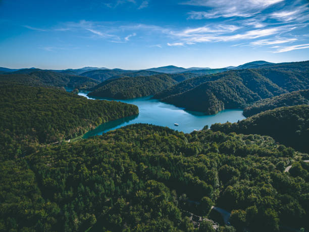 vista aérea de lagos azuis e colinas com florestas verdes na croácia - plitvice lakes national park water lake national park - fotografias e filmes do acervo