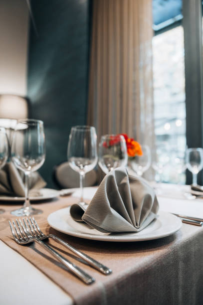elegante tavolo allestito in stile moderno sala da pranzo interna - place setting table flower dining foto e immagini stock