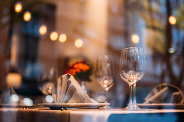 bellissimo arredamento da tavolo per una cena romantica all'aperto. - plate dinning table blue foto e immagini stock