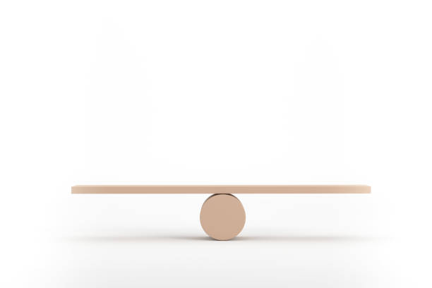 concepto de equilibrio, tabla sobre sombrero de copa de madera como balanza aislada sobre fondo blanco. - totter fotografías e imágenes de stock