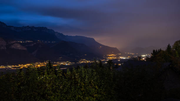 landscape of the chartreuse mountains by night with the plain - crolles imagens e fotografias de stock