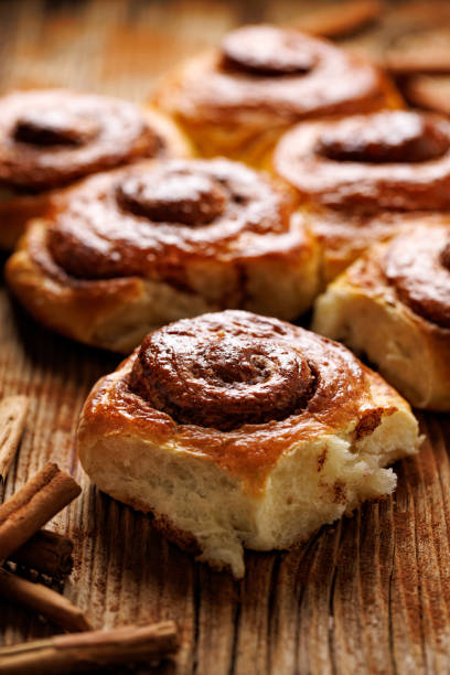 homemade sweet cinnamon buns on a wooden table, - pastry danish pastry bread pastry crust imagens e fotografias de stock