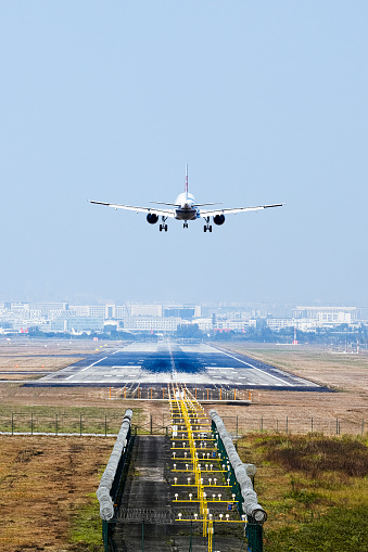 On a sunny day in Chengdu, a plane was falling slowly