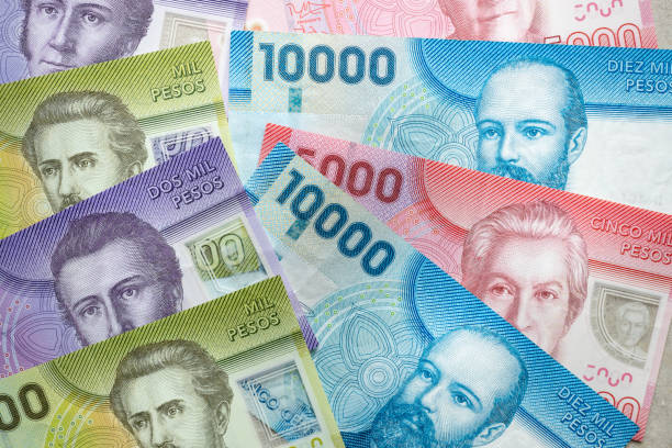 dinheiro chileno, várias notas preenchendo o quadro - beak buying currency exchanging - fotografias e filmes do acervo