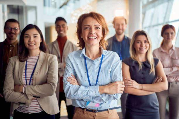 gruppo di uomini d'affari di successo, dipendenti multietnici che i lavoratori posano sul posto di lavoro. - labor union foto e immagini stock