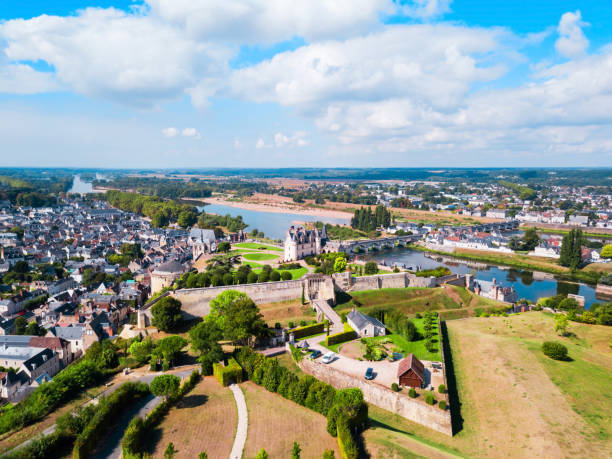 vue aérienne de la ville d’amboise, france - touraine photos et images de collection