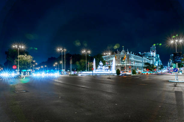 vista delle fontane di cibiles di notte nel centro di madrid - madrid spain plaza de la cibeles night foto e immagini stock