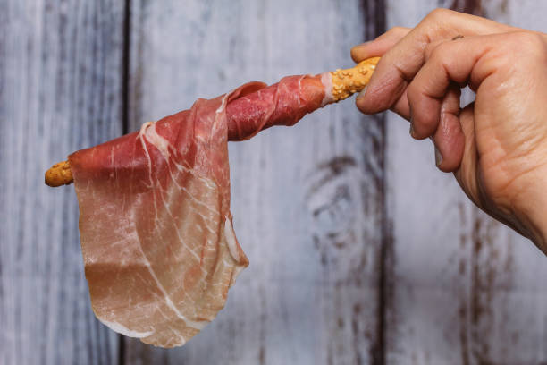 ロールアップ生ハムのブレッドスティック - prosciutto di parma ストックフォトと画像