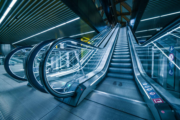 passageiros em escada rolante na estação de metrô canary wharf - train blurred motion nobody subway train - fotografias e filmes do acervo