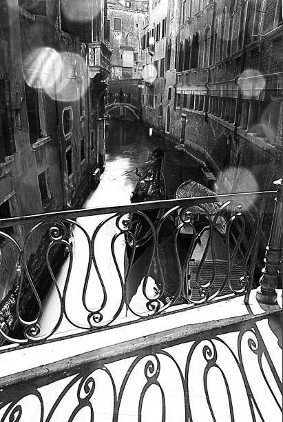 vue des bâtiments et des canaux depuis un pont pittoresque, venise, italie. - venice italy flash photos et images de collection