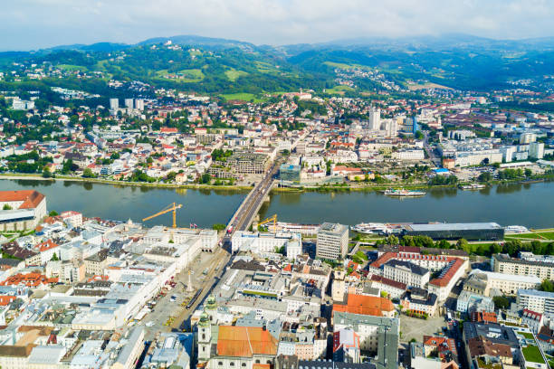 vista panoramica aerea di linz - upper austria foto e immagini stock