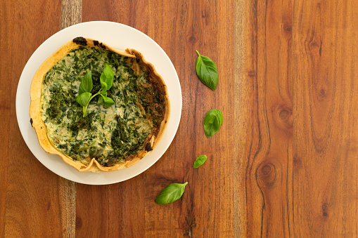 Cena quiche de espinacas saludables y verdes photo